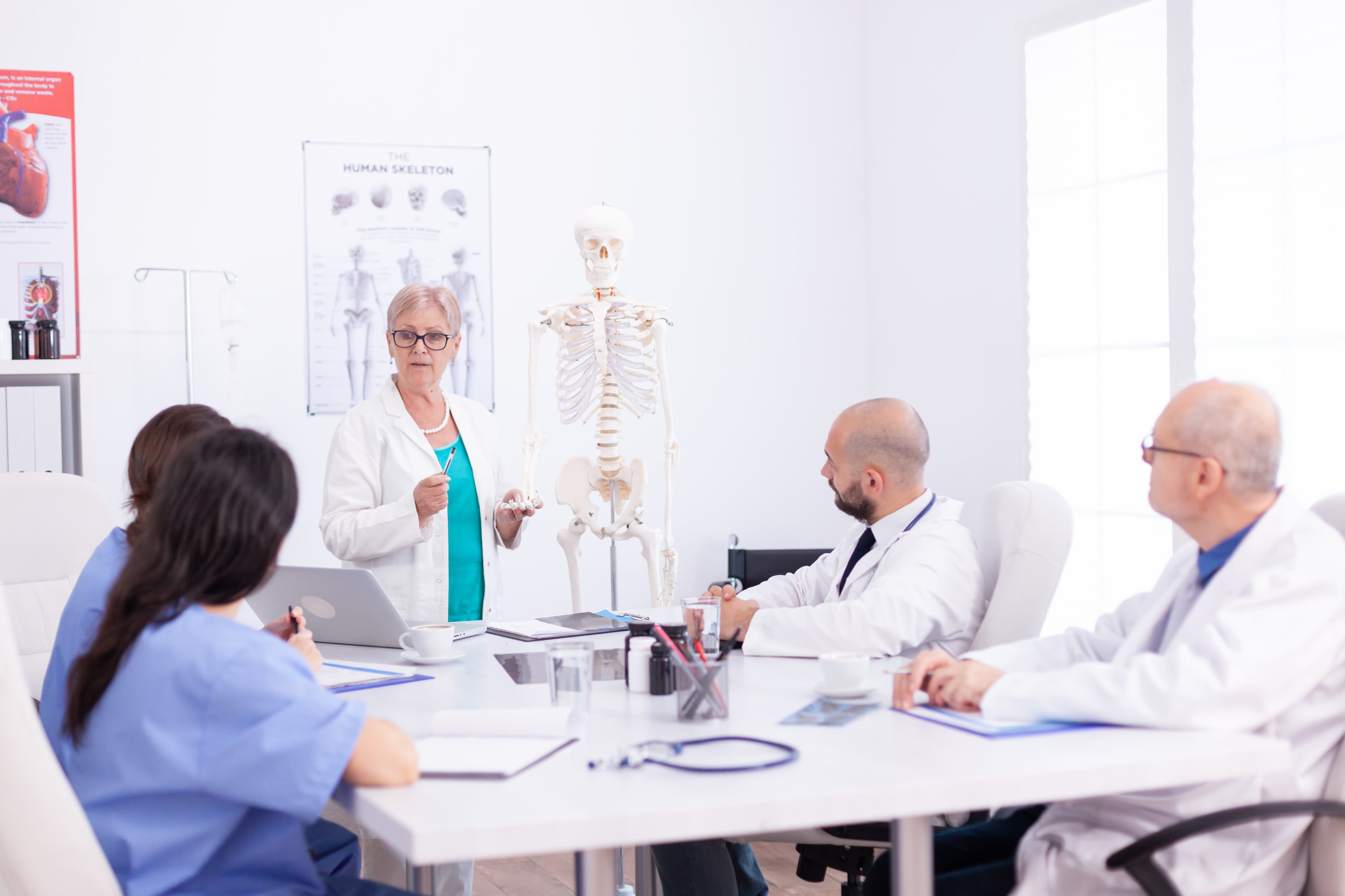 Doctor teaching other doctors flex-1 flex